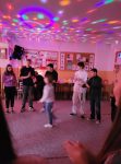 uczniowie tańczą