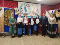 Nagrodzeni uczestnicy z wójtem Marcinem Ratułowskim