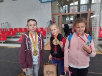 Patrycja, Ola i Emilka z medalami