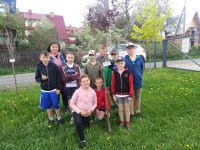 Uczestnicy przy drzewku Wojciecha Marusarza