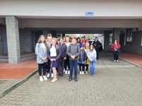 Uczniowie przed Centrum Kultury w Jabłonce