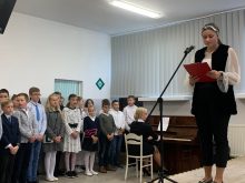 Uczniowie w chórze na przedstawieniu