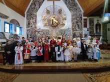 Uczniowie przebrani za świętych w kościele w Podczerwonem