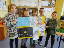 Drugoklasiści z plakatem o Mikołaju Koperniku
