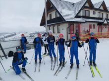 Zawodnicy w nartach