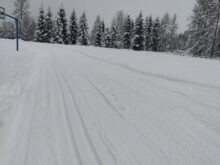 Widok na trasę narciarską przy szkole