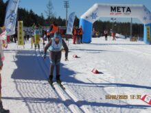 Uczeń jeżdżący na nartach podczas biegów narciarskich