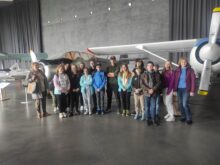Uczniowie na tle samolotu w Muzeum Lotnictwa Polskiego